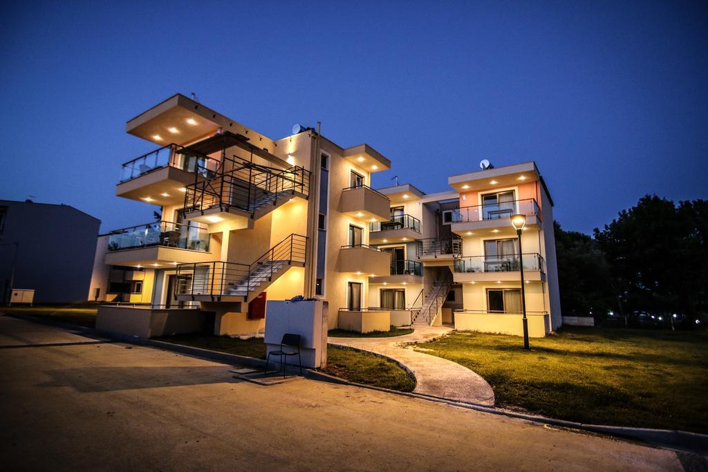 Ofrynio Deluxe Apartments Ofrínion エクステリア 写真